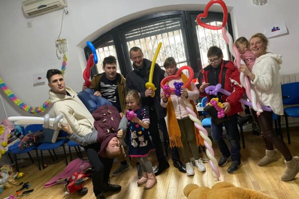 Cum contribuie animatorii la dezvoltarea socială și emoțională a copiilor prin joc