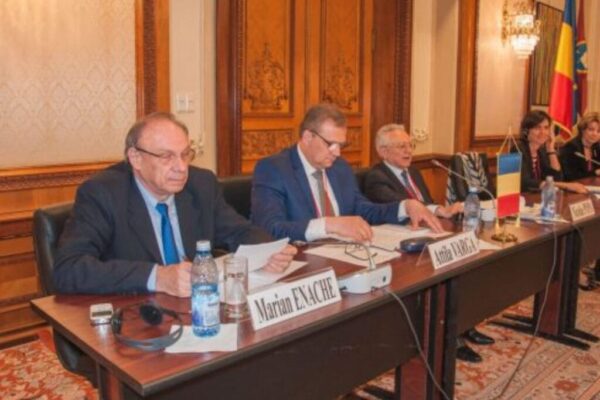 Klaus Iohannis i-a decorat pe preşedintele CCR, Marian Enache, şi pe alţi doi judecători ai Curţii Constituţionale
