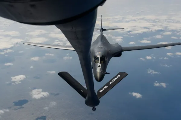 Americanii au trimis bombardiere strategice cu rază lungă de acțiune Rockwell B-1B Lancer în Japonia, în a doua desfășurare majoră de forțe din acest an