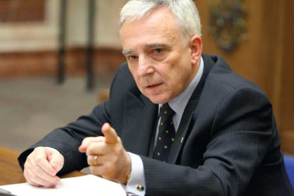 Isărescu crede că educația financiară este o prioritate în contextul global actual