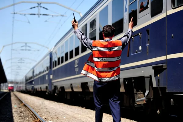 Cum obții despăgubiri pentru trenurile întârziate. Ce sume sunt prevăzute de lege  