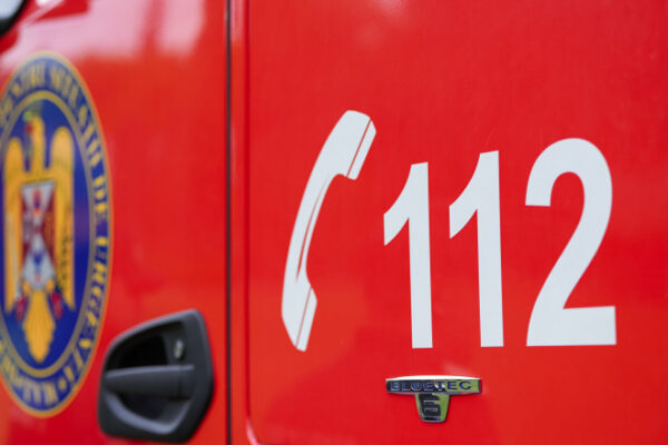 O fată din București a fost electrocutată după ce a călcat într-o baltă în care erau căzute fire electrice