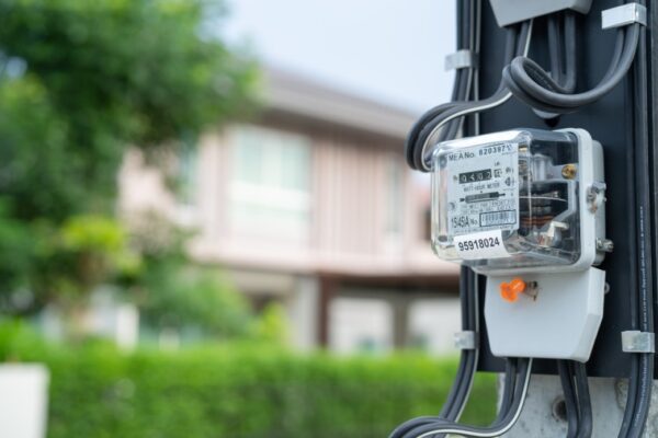Românii ar putea primi alerte pe telefon când consumul de energie se apropie de limită. ANRE pregătește un sistem similar RO-Alert