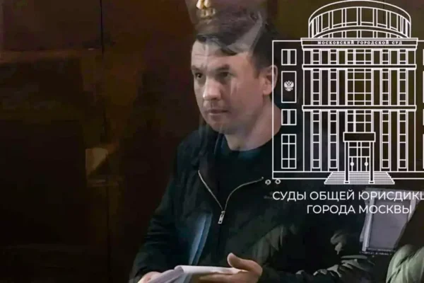 Bărbat într-o sală, suprapus cu grafică tribunal Moscova