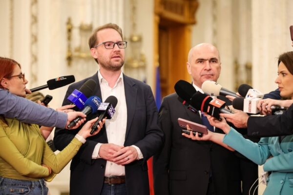 Conferință de presă cu doi politicieni și jurnaliști