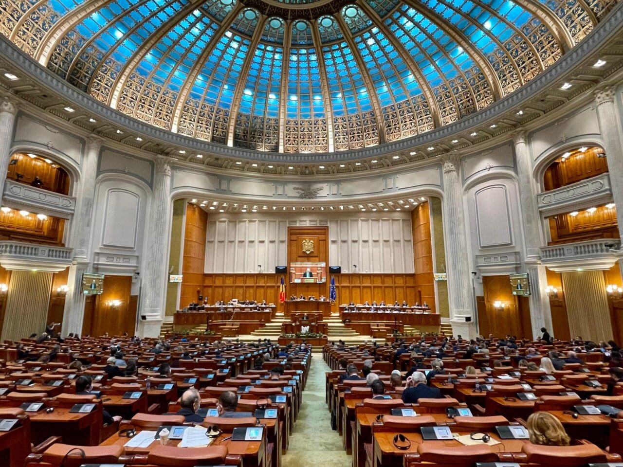 Sala Parlamentului României cu cupolă de sticlă