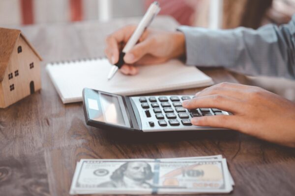 Refinanțarea unui credit: în ce situații poate reduce costurile lunare