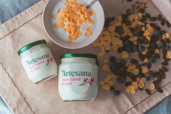 borcane cu iaurt Artesana lângă un bol cu iaurt și cereale