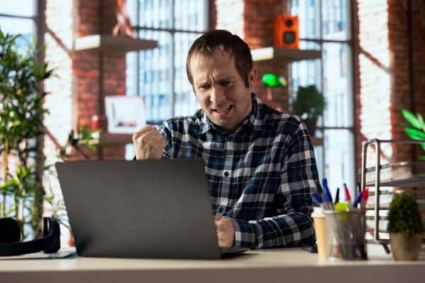 Cinci obiceiuri care omoară bateria laptopului tău în doi ani