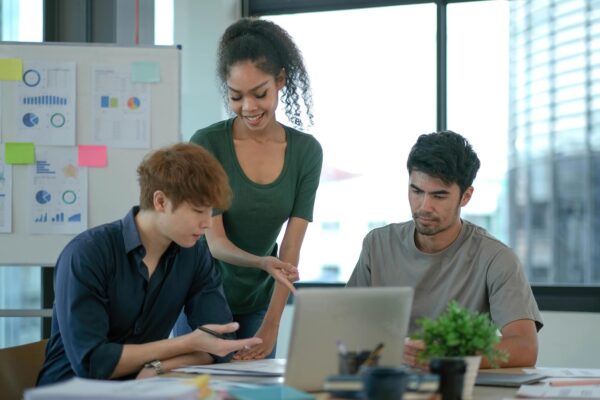 Cum organizezi munca cu aplicații de task management: Todoist vs Notion vs Asana