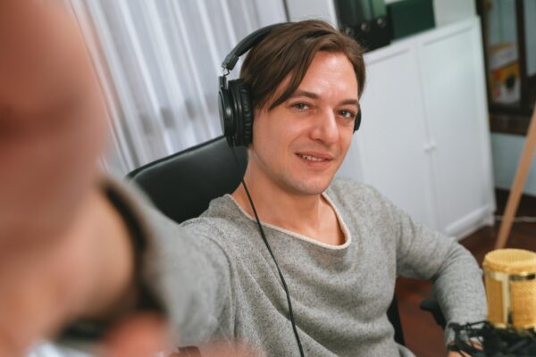 Cum alegi webcam pentru streaming și videochat: rezoluție, fps și microfon