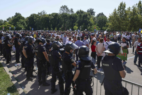 Îmbrânceli și gaze lacrimogene la protestul oierilor din Piața Victoriei. Jandarmeria: Există ipoteza infiltrării unor persoane