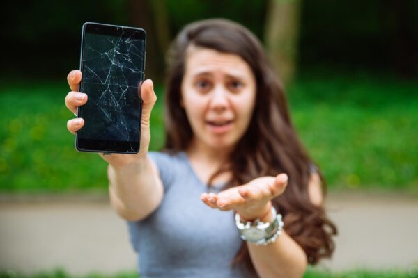 Cinci greșeli care distrug ecranul telefonului tău mai repede decât crezi